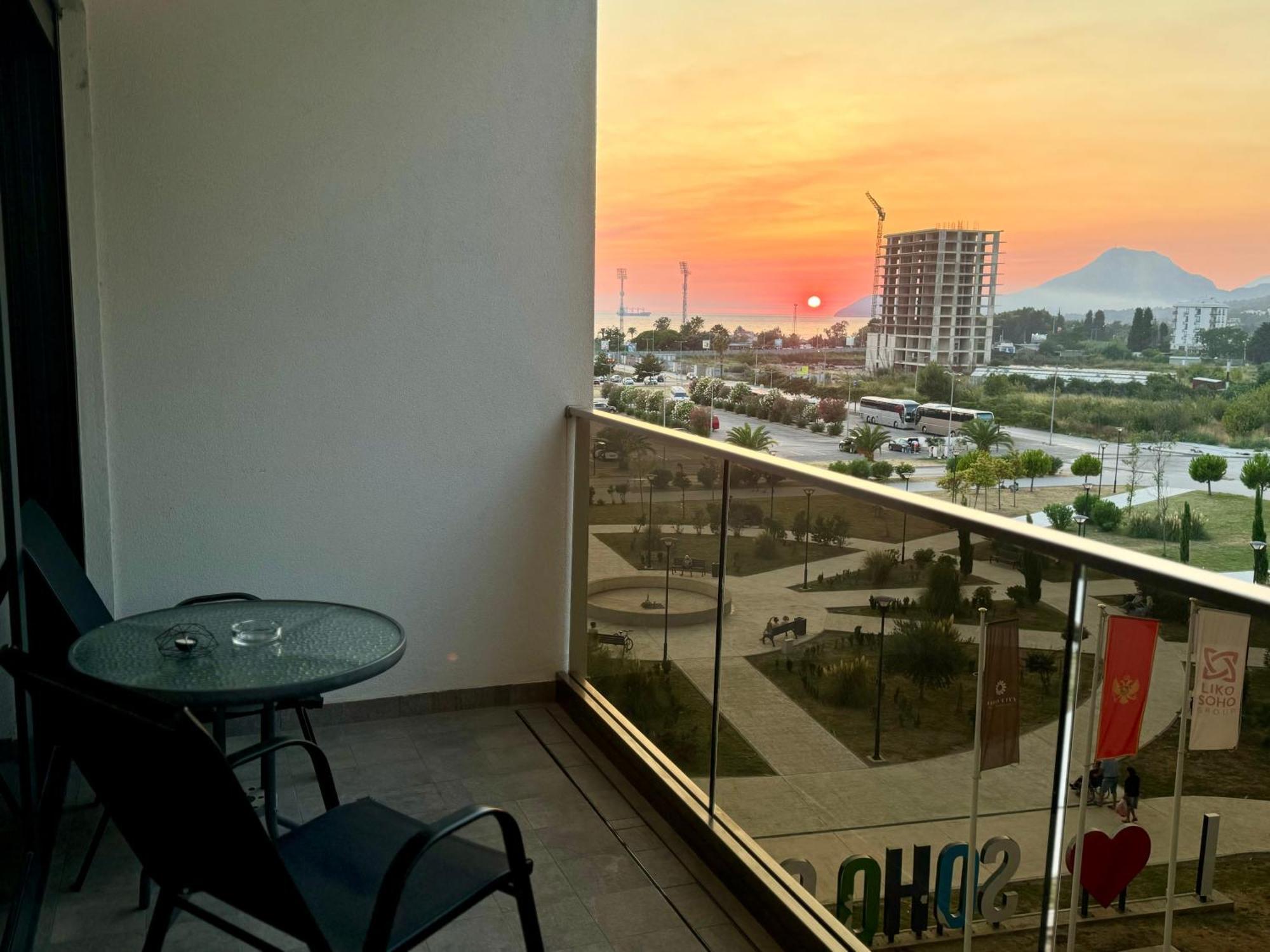 Suncoast Suites Bar Eksteriør bilde